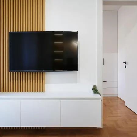 Modern Living - Center Elegance - Free Parking דירה נובי סאד